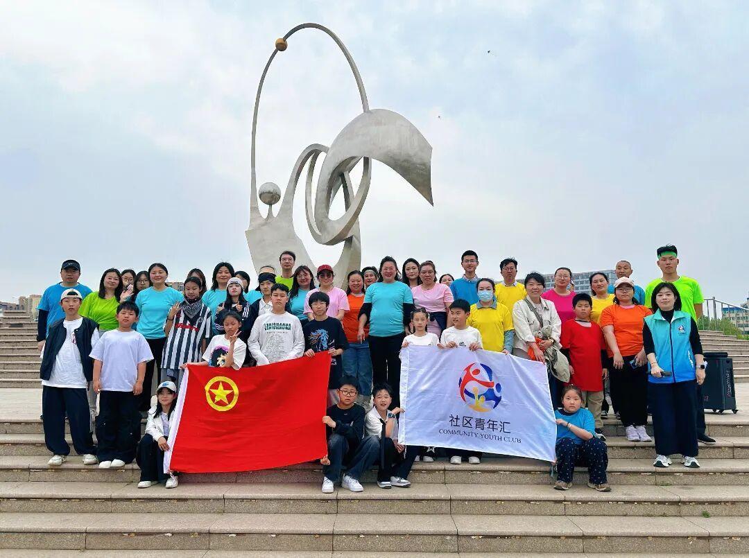 青春策马成就未来让我们一起动起来？好嘞！青春正当时，咱们现在就策马扬鞭，向着未来