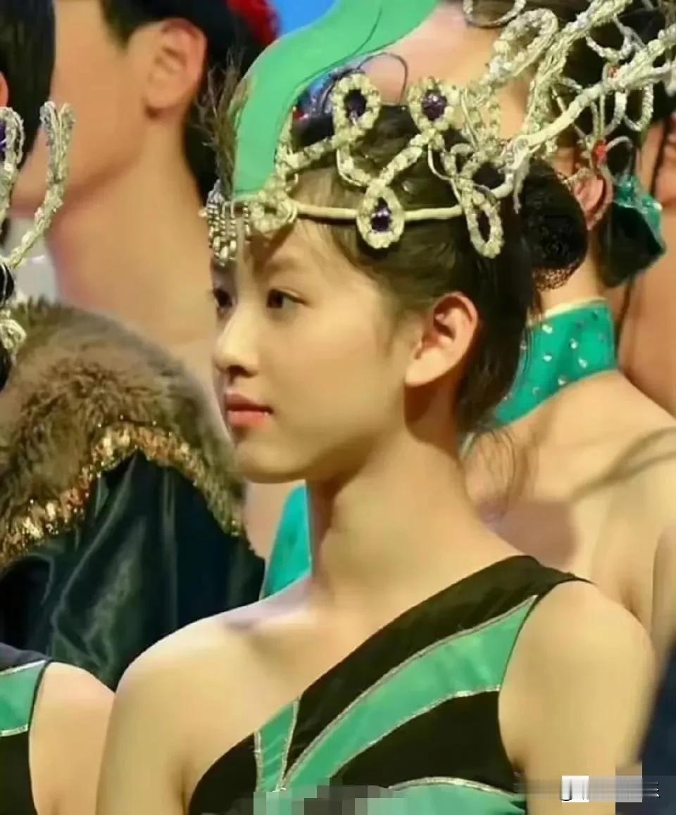 似乎再一次见证了刘强东的“虚伪”
少女时期的章泽天可谓清纯可人又软萌甜美，如此高