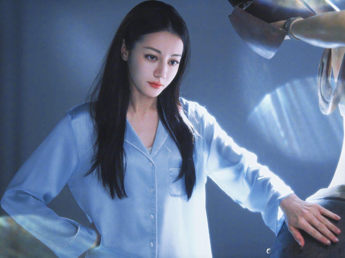 热巴一进场，全场焦点似都汇聚在她身上。所谓“神颜”大抵如此，每一处轮廓都精致得恰