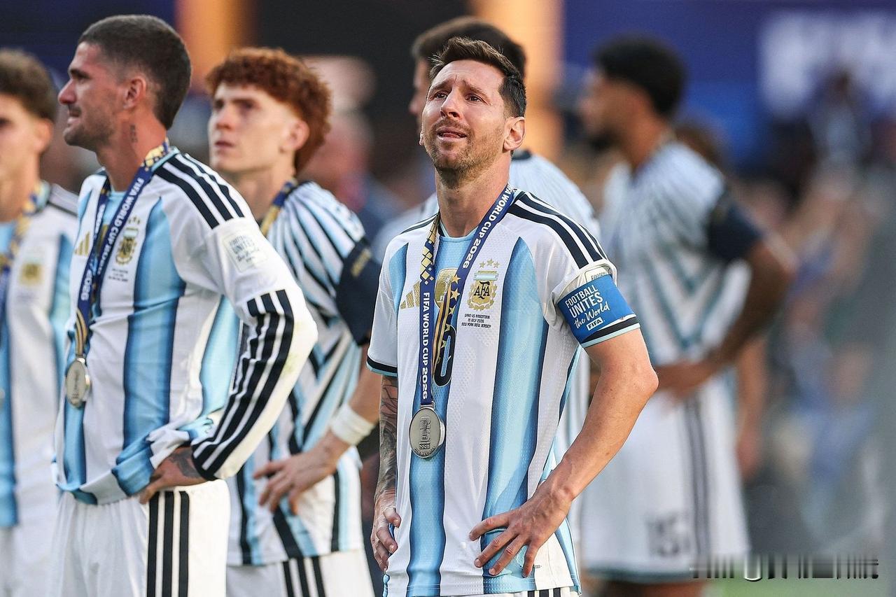 不舍！梅西告别国家队！207场125球+世界杯1冠2亚，20年传奇落幕

8月3