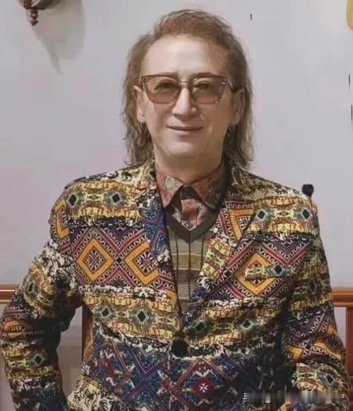 赠人玫瑰，手有余香。
《苹果香》这首歌，原唱是狼戈，但真正把这首歌唱火的却是黑大