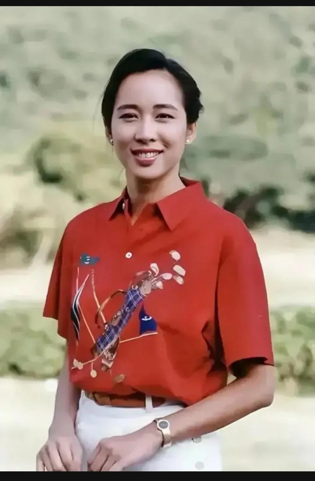 70年代，朱玲玲留下的一张老照片，尽管她并不是那种让人惊艳的美女，但她却有着一种
