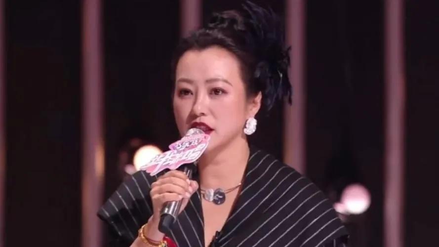 水木年华怒怼郝蕾，“专业”界限在哪？
 
在音乐综艺《让我来唱》里，水木年华和郝
