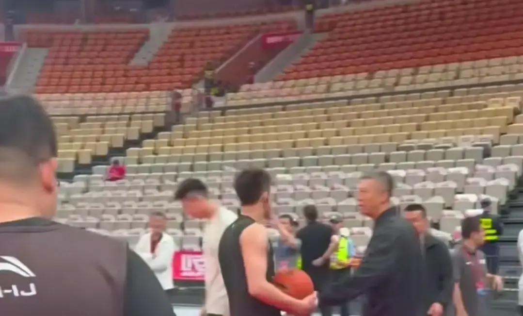 郭士强推开训练馆门，不是给郭艾伦送“入场券”，是去亲手撕掉它。
 
他蹲在正在冰