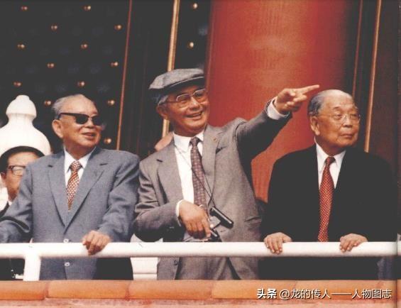 1984年10月1日，荣毅仁(左二)、廖汉生、严济慈在天安门城楼参加国庆35周年