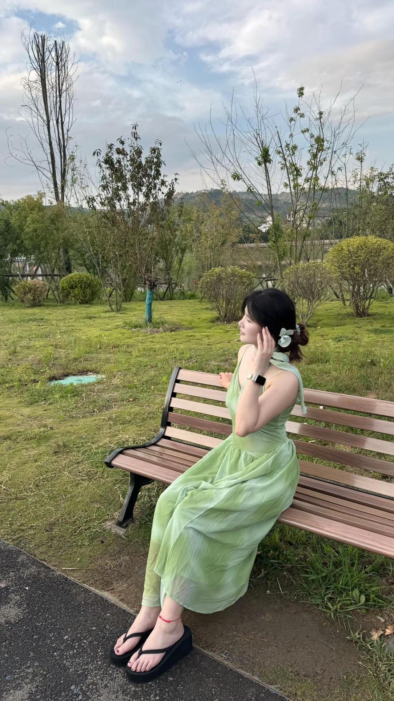 我太喜欢女孩子了，我觉得女孩子浑身总是香香的 ，一整个软软糯糯的，干净清爽简约又