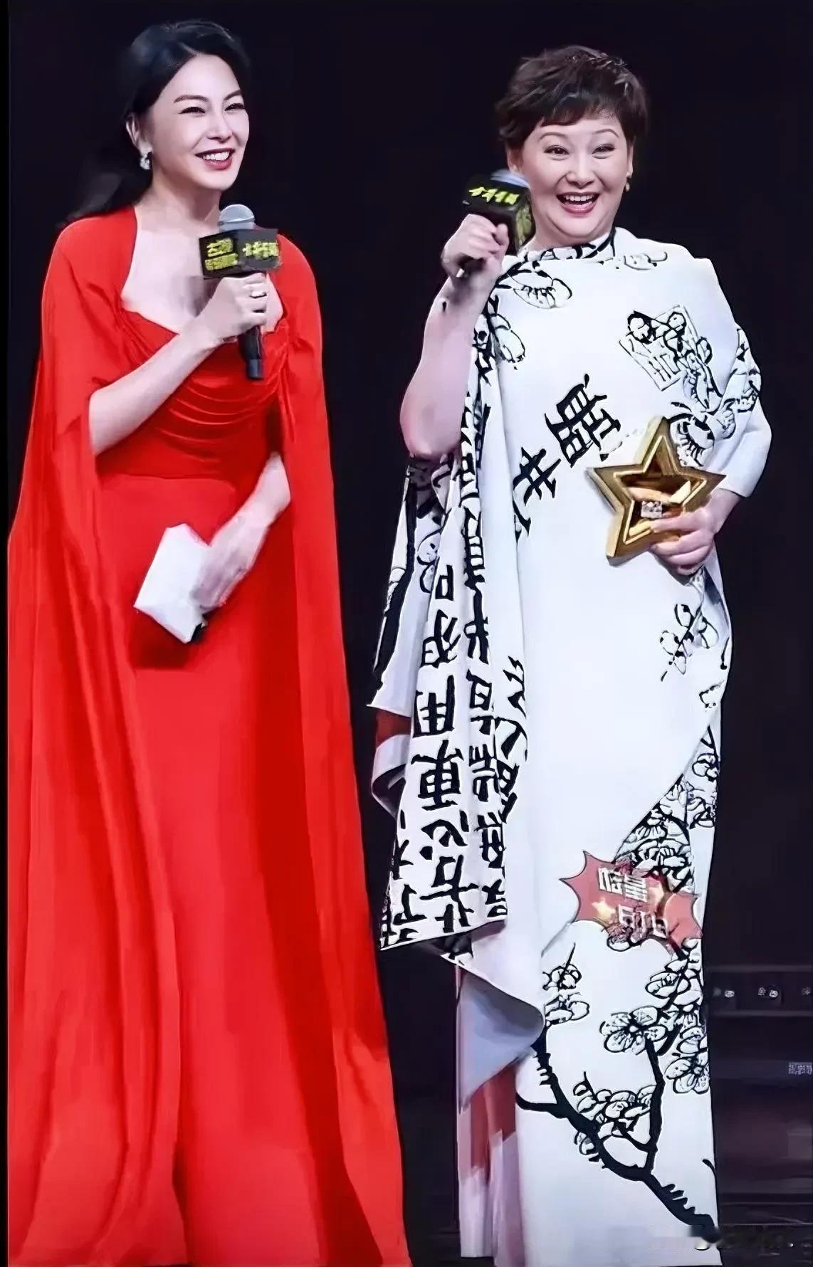 徐帆与张雨绮同台，两人相见，热烈拥抱，徐帆的拥抱带着前辈的宽厚与慈爱，张雨绮满是