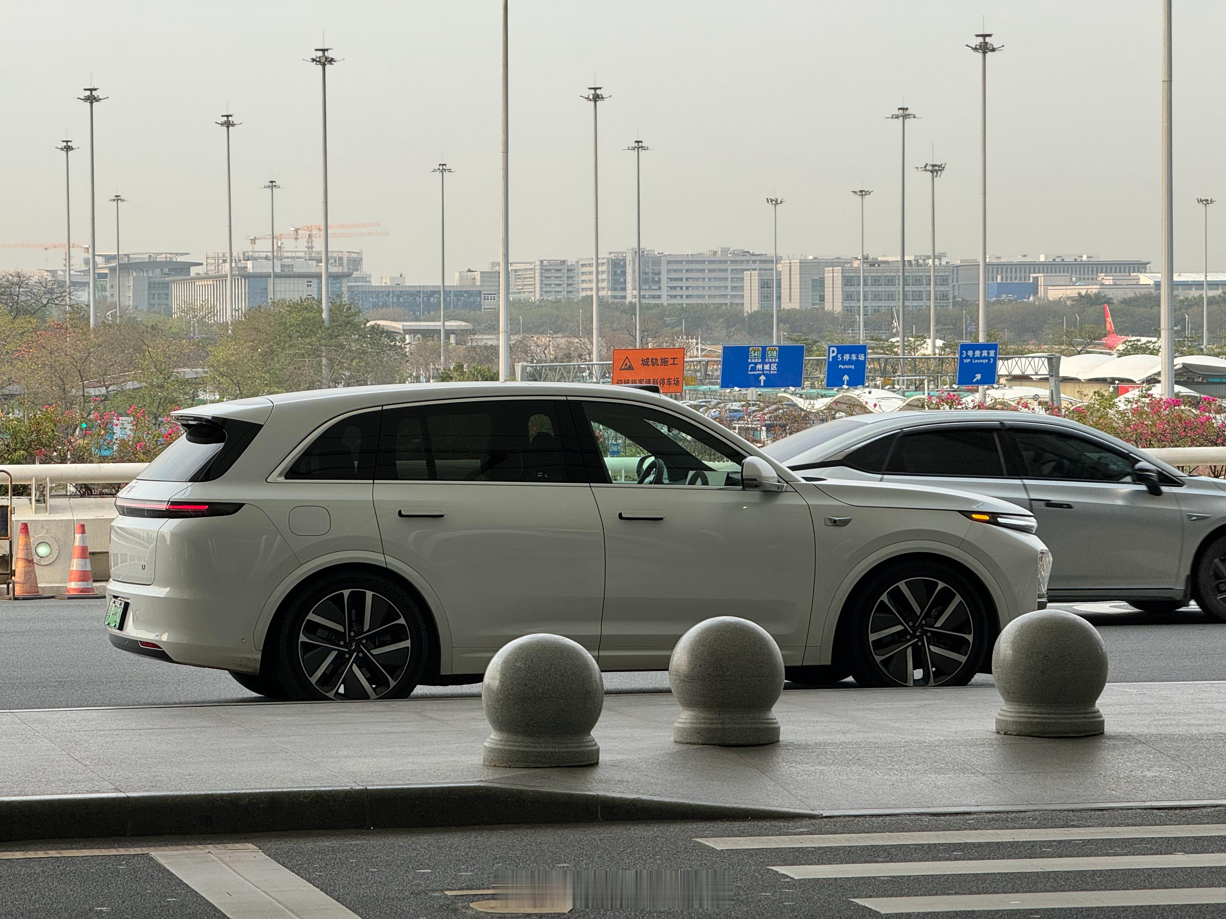 早班机赶麻了…还好一路狂飙赶上了。回头看了眼理想 L7，是舒心的那种好看耐看[哇