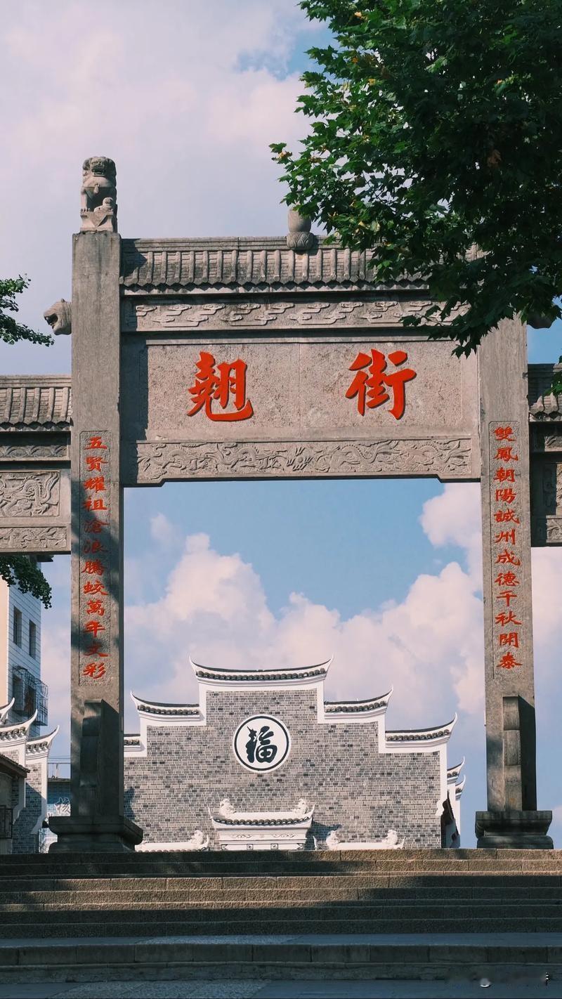 黎平县侗族文化特点（378字）
 
黎平地处黔湘桂交界，是全国侗族文化核心区，完