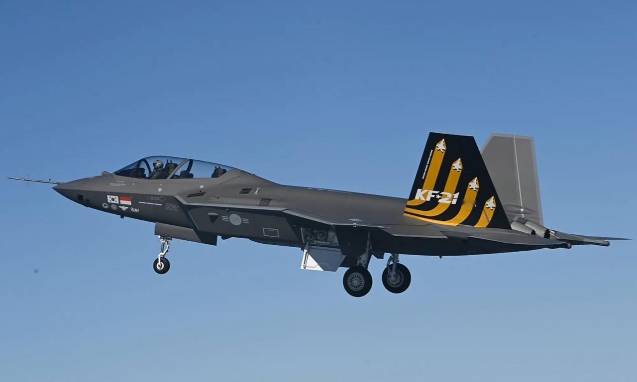 韩国防卫事业厅13日官宣，该国自主研发的超音速战斗机KF-21已圆满完成全部研发