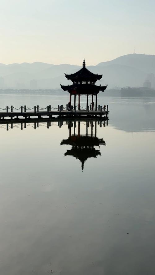 临江仙・夜登小阁忆洛中旧游
               
          