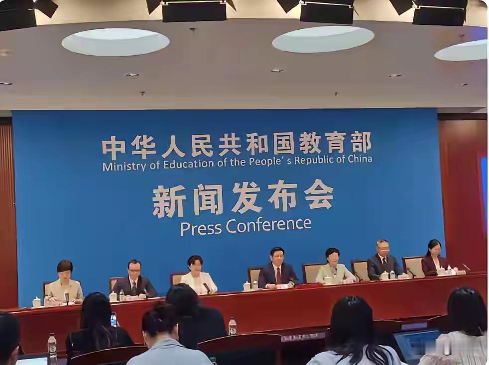 教育部在9月4日召开的新闻发布会上，明确提出要落实教师教龄津贴提标，广大教师闻讯