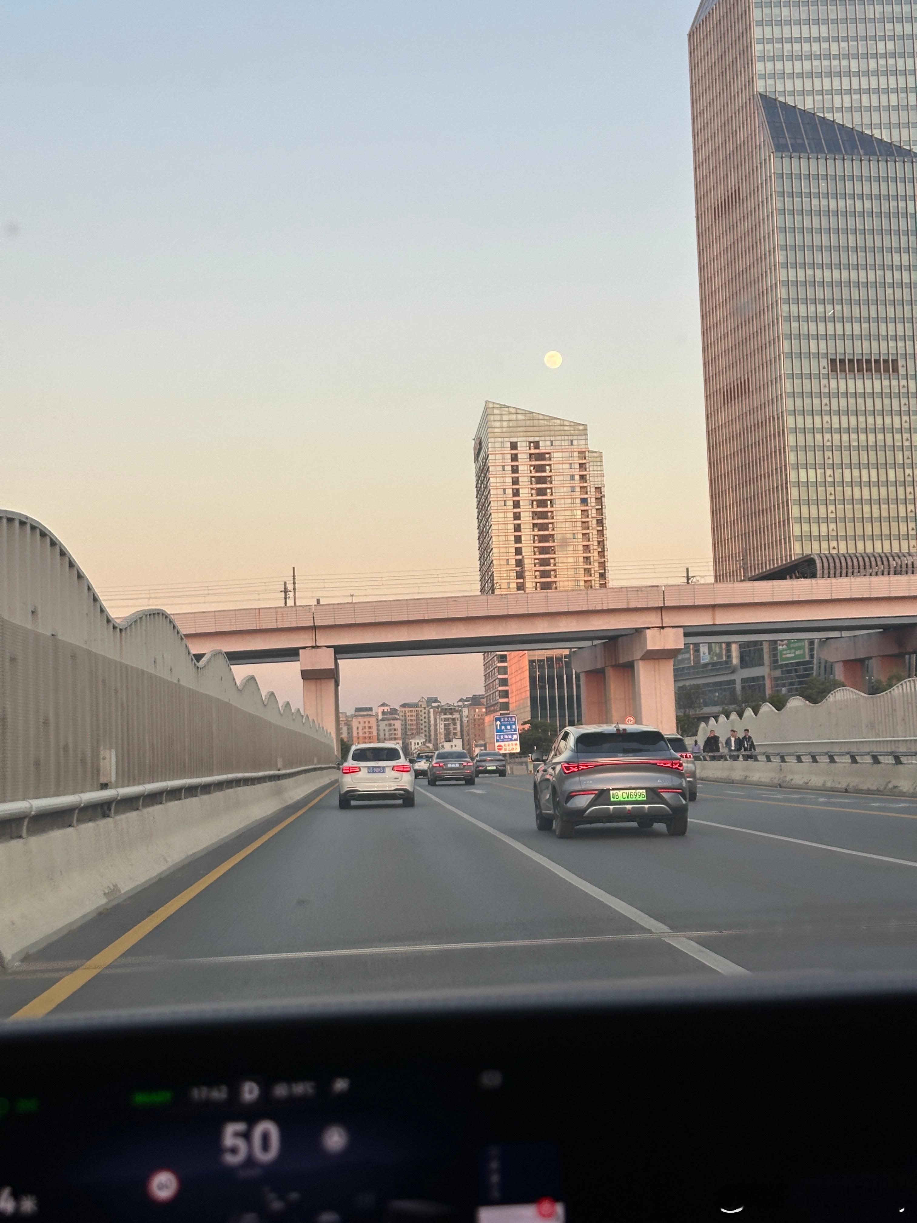 今天的月亮好大 深圳