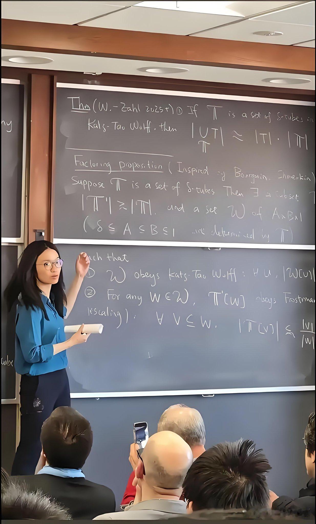 ICM2026国际数学家大会，王虹正在进行特邀学术报告。
会场座无虚席，她的导师