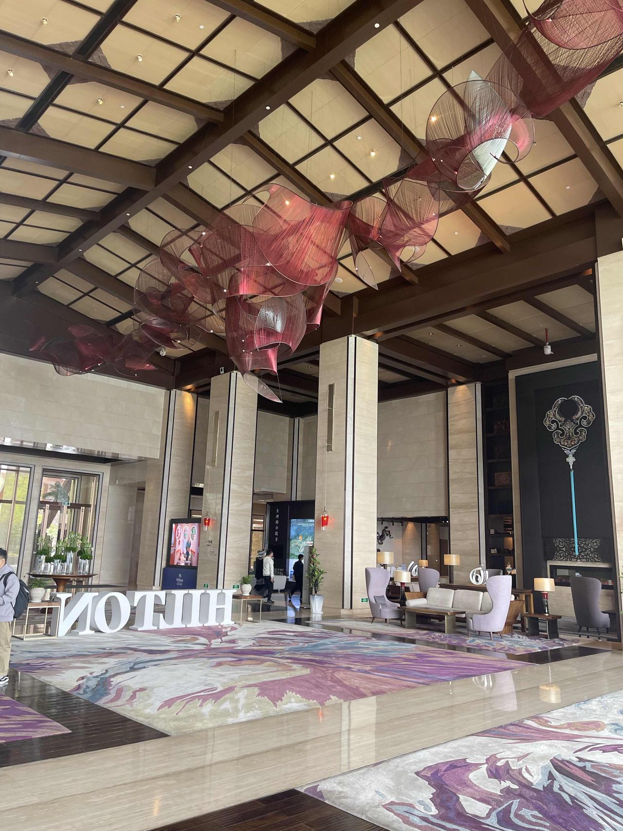 已在希尔顿酒店，等待参加聚会的交易员朋友。