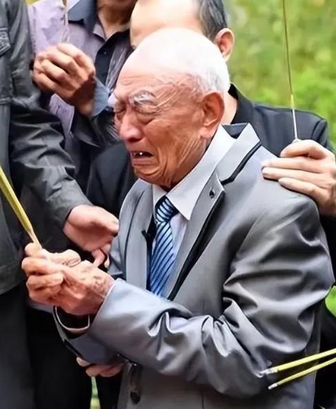 72 岁台湾老兵回江苏老家探亲，喝多后突然嚎啕大哭：“其实，我是共产党员。” 女