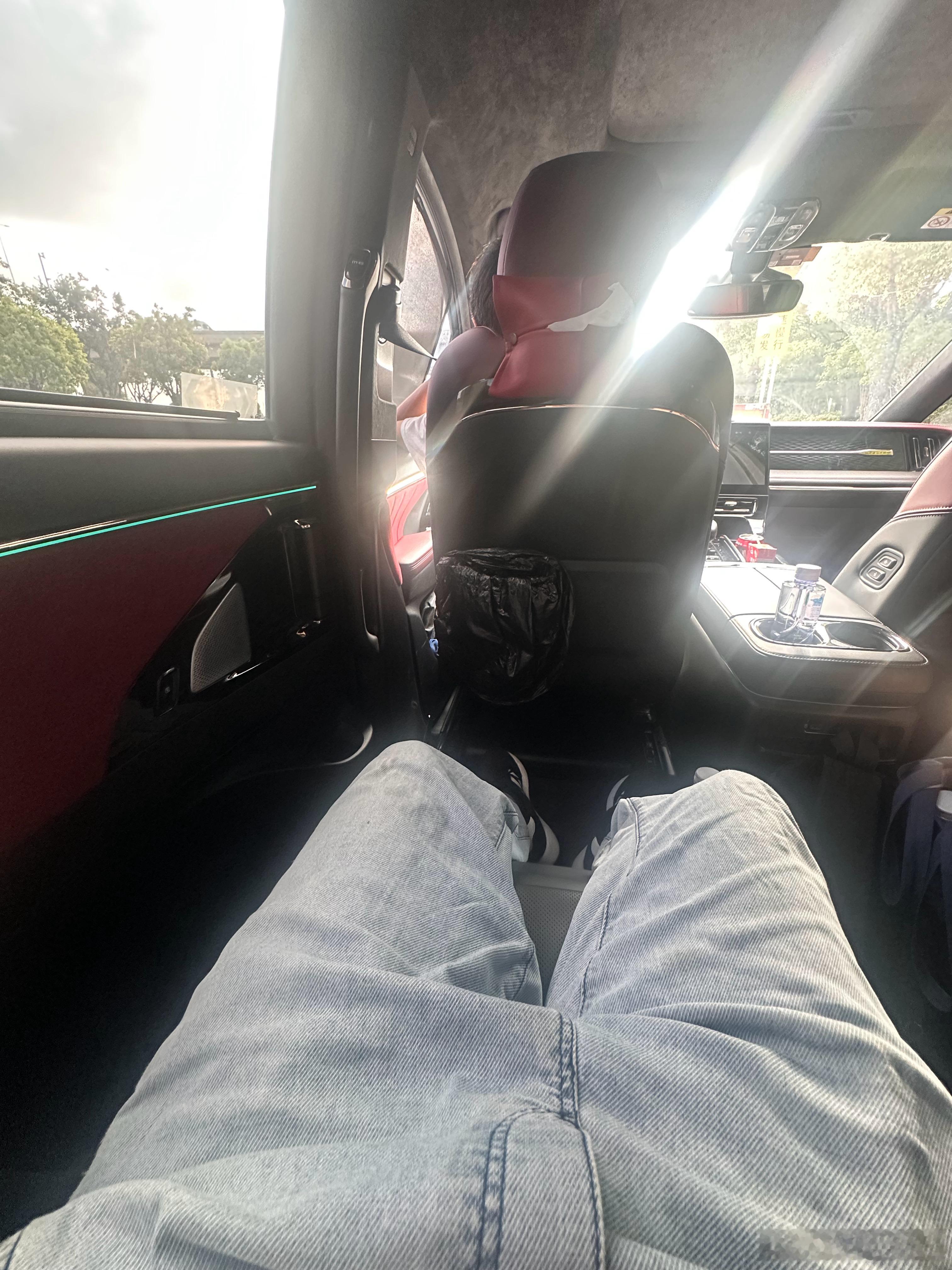 大v聊车 今天打车打到一部广汽传祺M8 配置是真的高，座椅通风加热按摩 腿拖可以