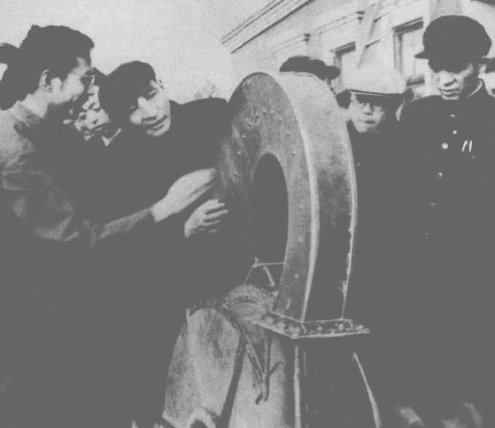 1958年10月3日，陈云视察哈尔滨亚麻厂