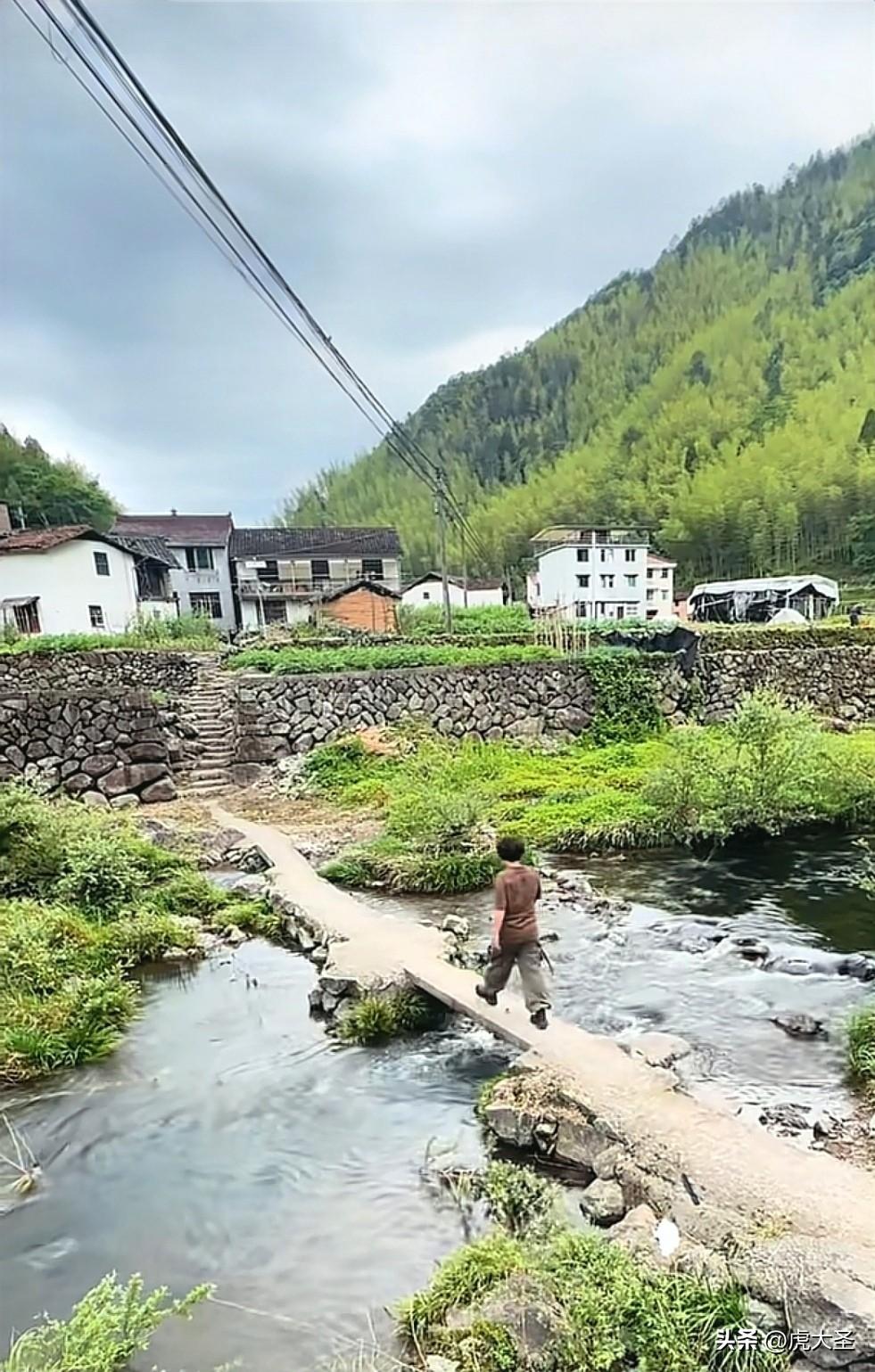 我拍过好多乡村美景照片，那有山有水有桥还有古老房子的画面，简直绝了。有次去一个小