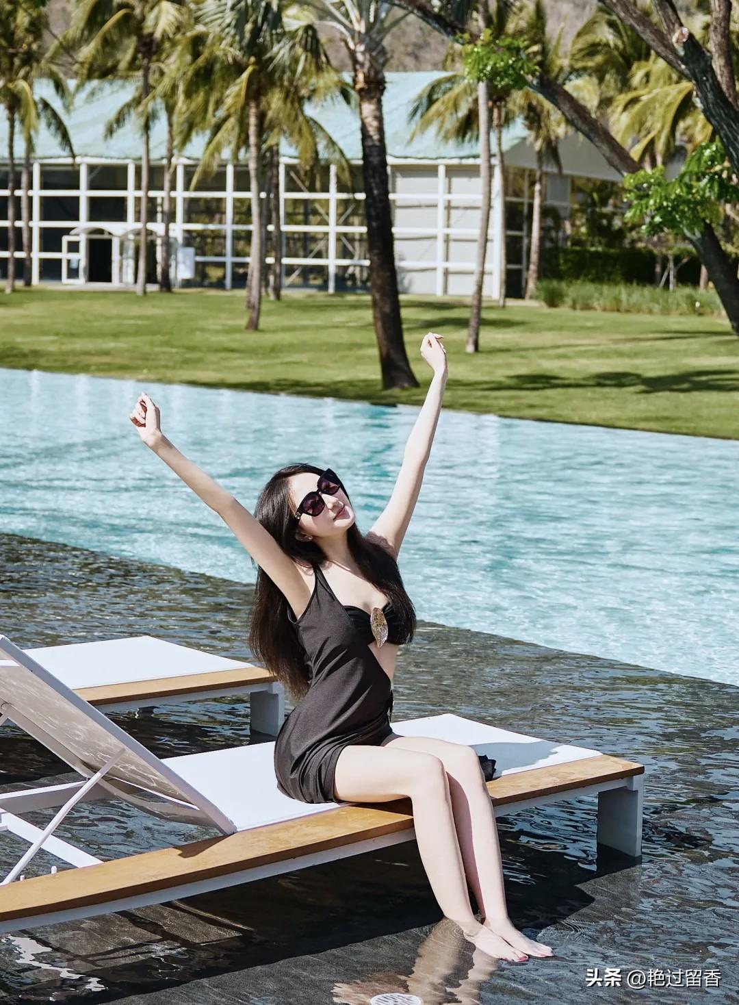 夏日泳池边的惬意时光，阳光、泳池、躺椅，完美度假！🌞🏖️💙