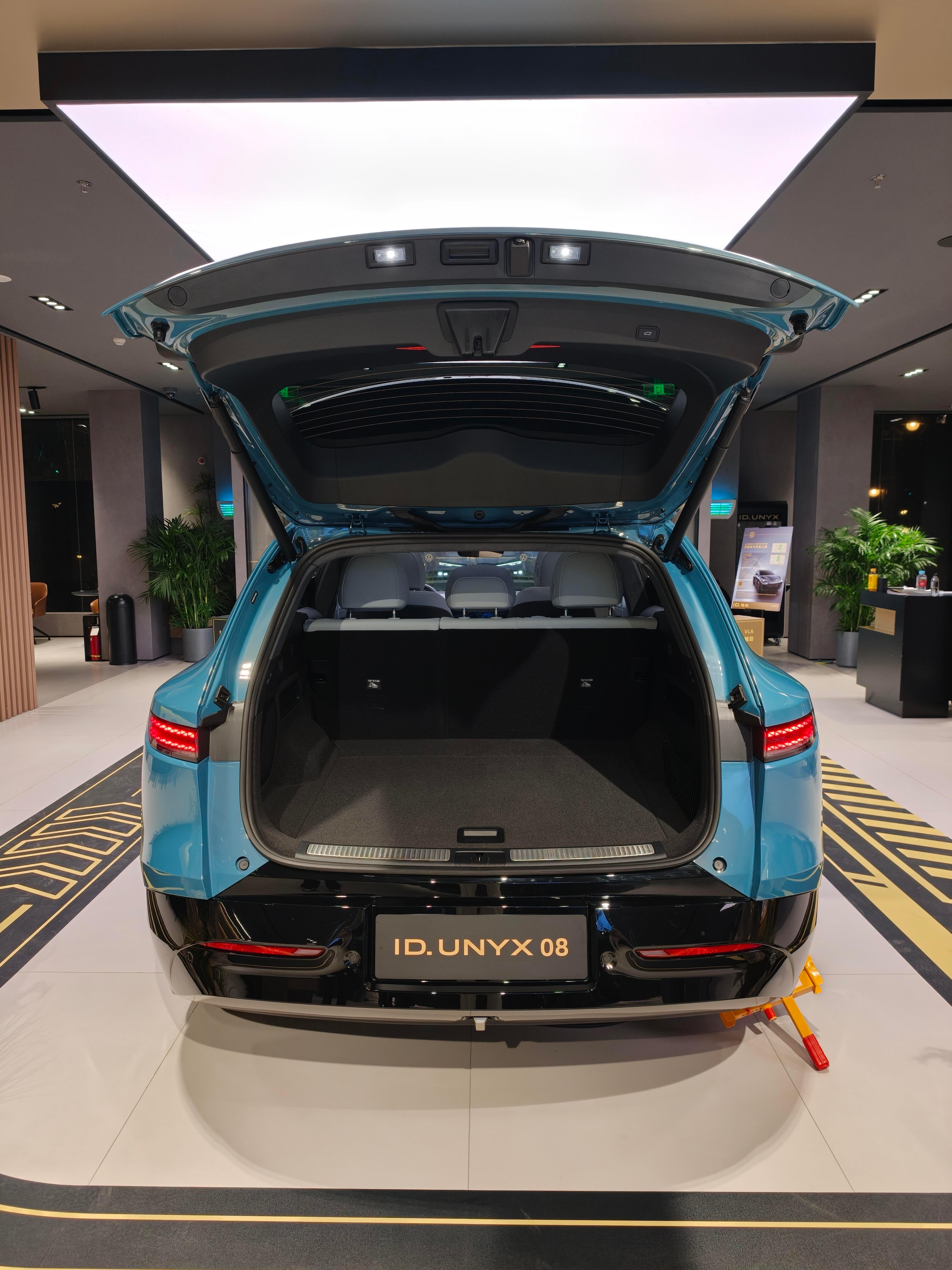 有一说一，与众08这颜值还行啊。 