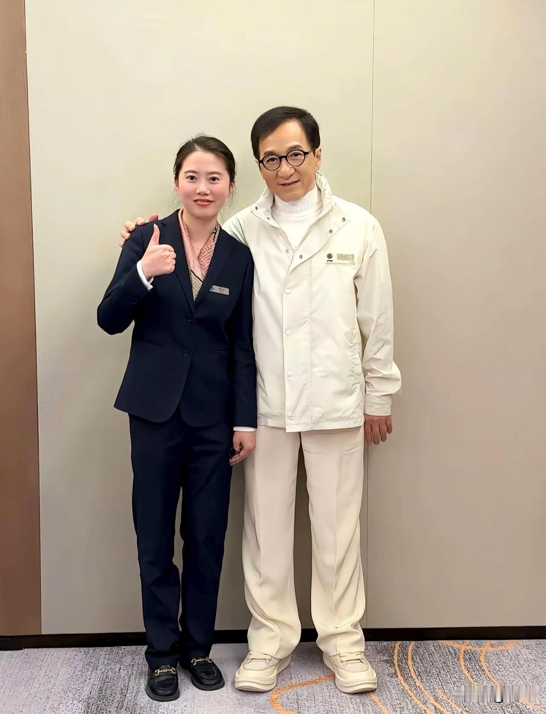 成龙大哥和粉丝合影