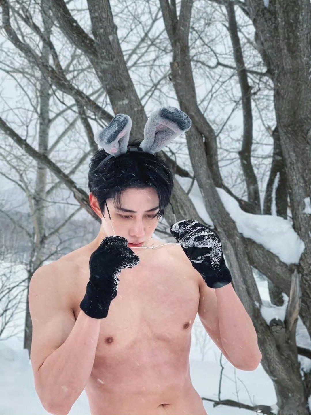 mike雪地半裸照这个mike怎么这么懂我们想看什么呢！太帅了，其他的男明星能不