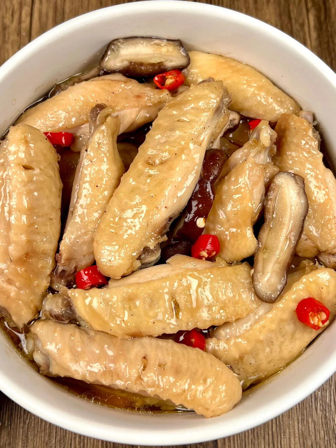 无油蒸鸡翅，有肉有菜，方便低卡还好吃! 
做法：
1、鸡翅切对半放葱姜片，加1勺