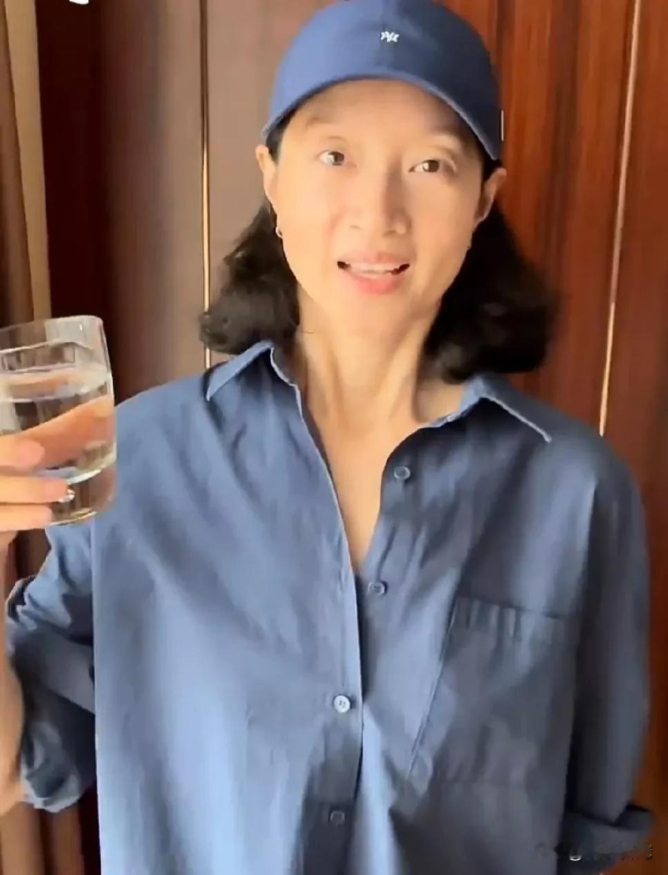 沈佳妮哪儿来的自信，天天素面朝天的，素颜真的好吓人。她竟然和唐嫣斓曦是同班同学，