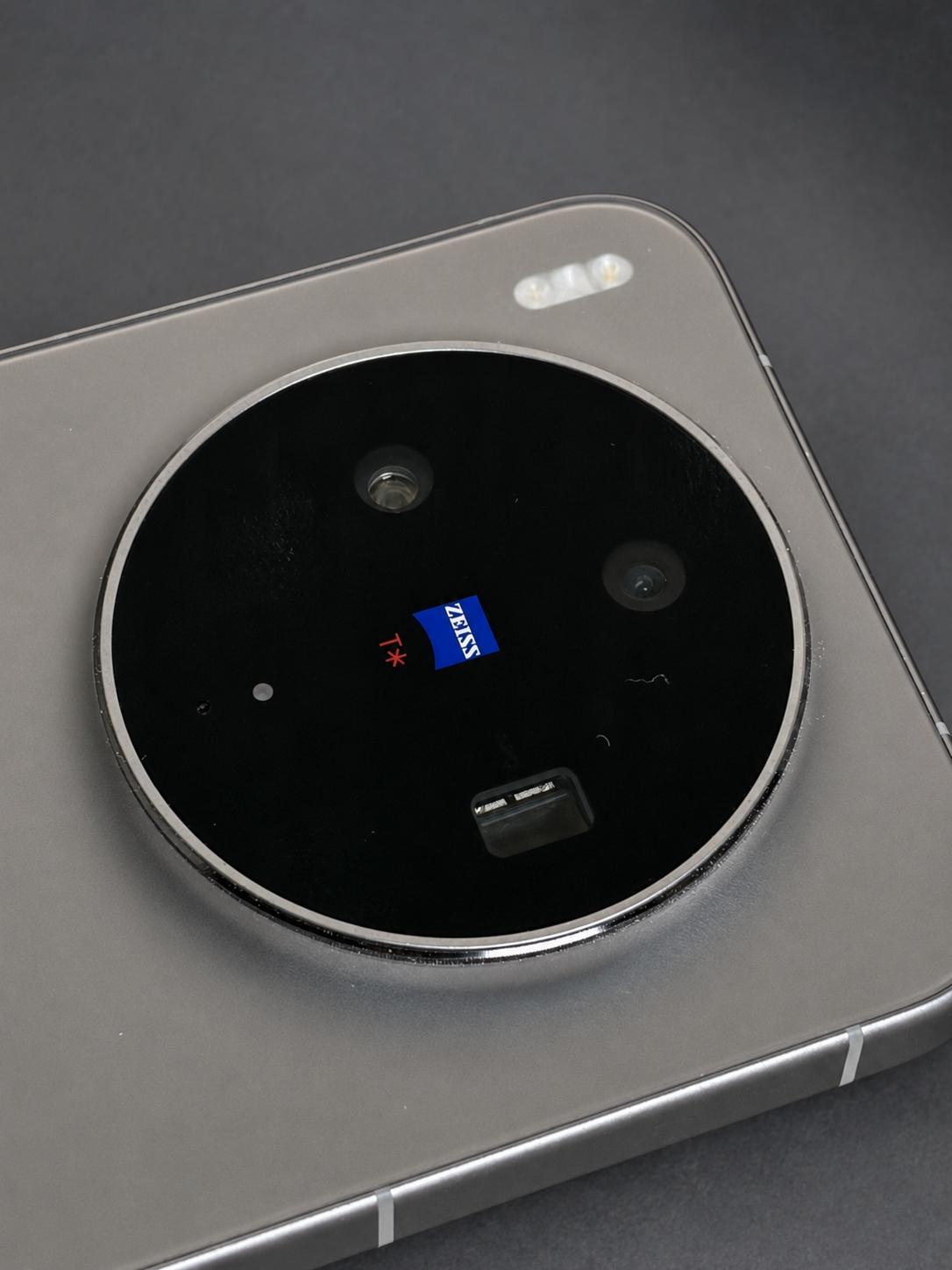 vivo X300s 这台机用了有一段时间了，我一开始真以为只是常规换芯，结果拿
