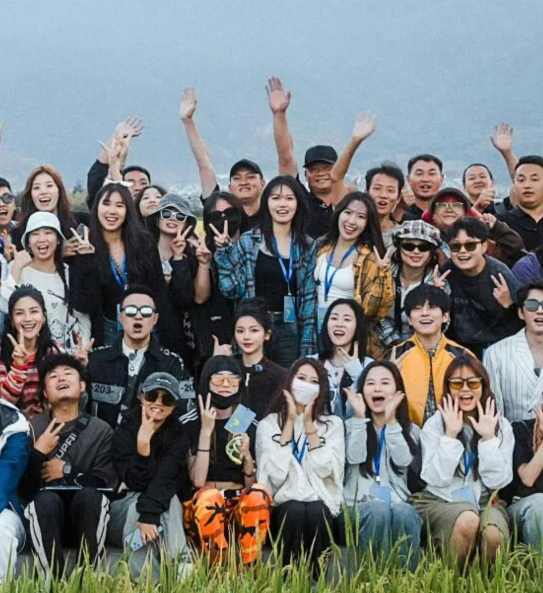 杨超越综艺盲盒旅行局 杀青合照杀青快乐！
