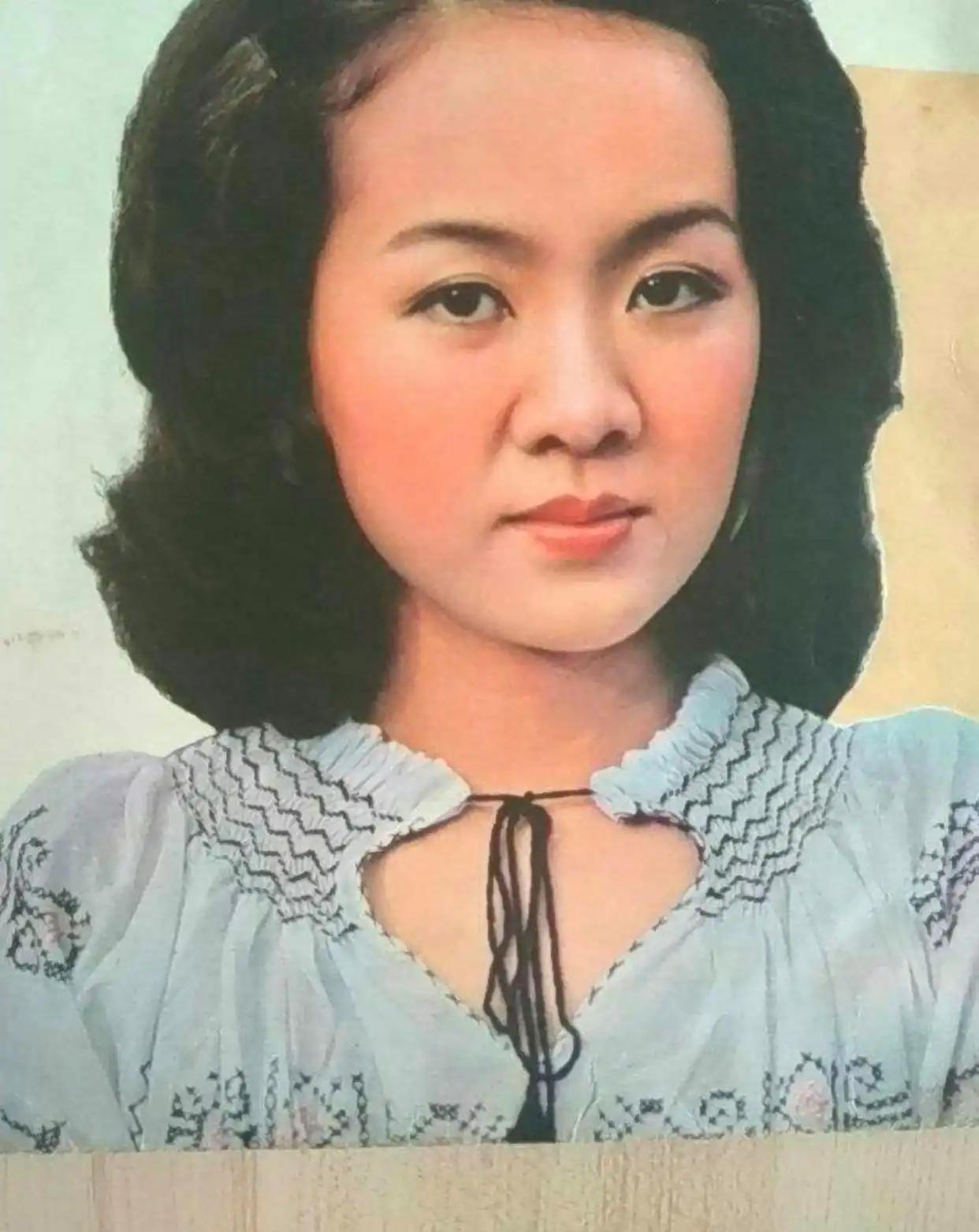 她曾是东方歌舞团的台柱子，为爱情放弃体制内工作，远嫁美国，却惨遭对方抛弃，45岁
