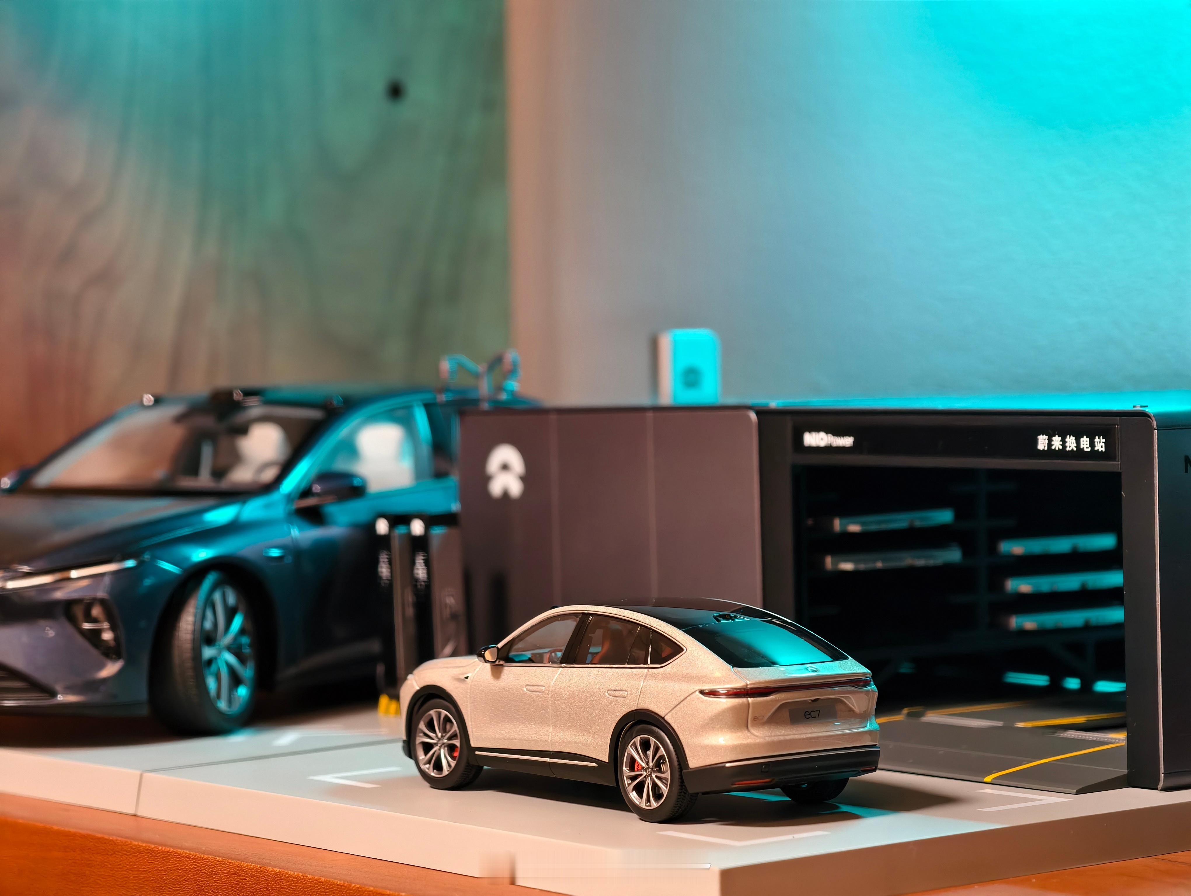 给换电站模型补了一台 1:43 的 EC7现在换电站里还缺一台等乐道的模型[嘻嘻