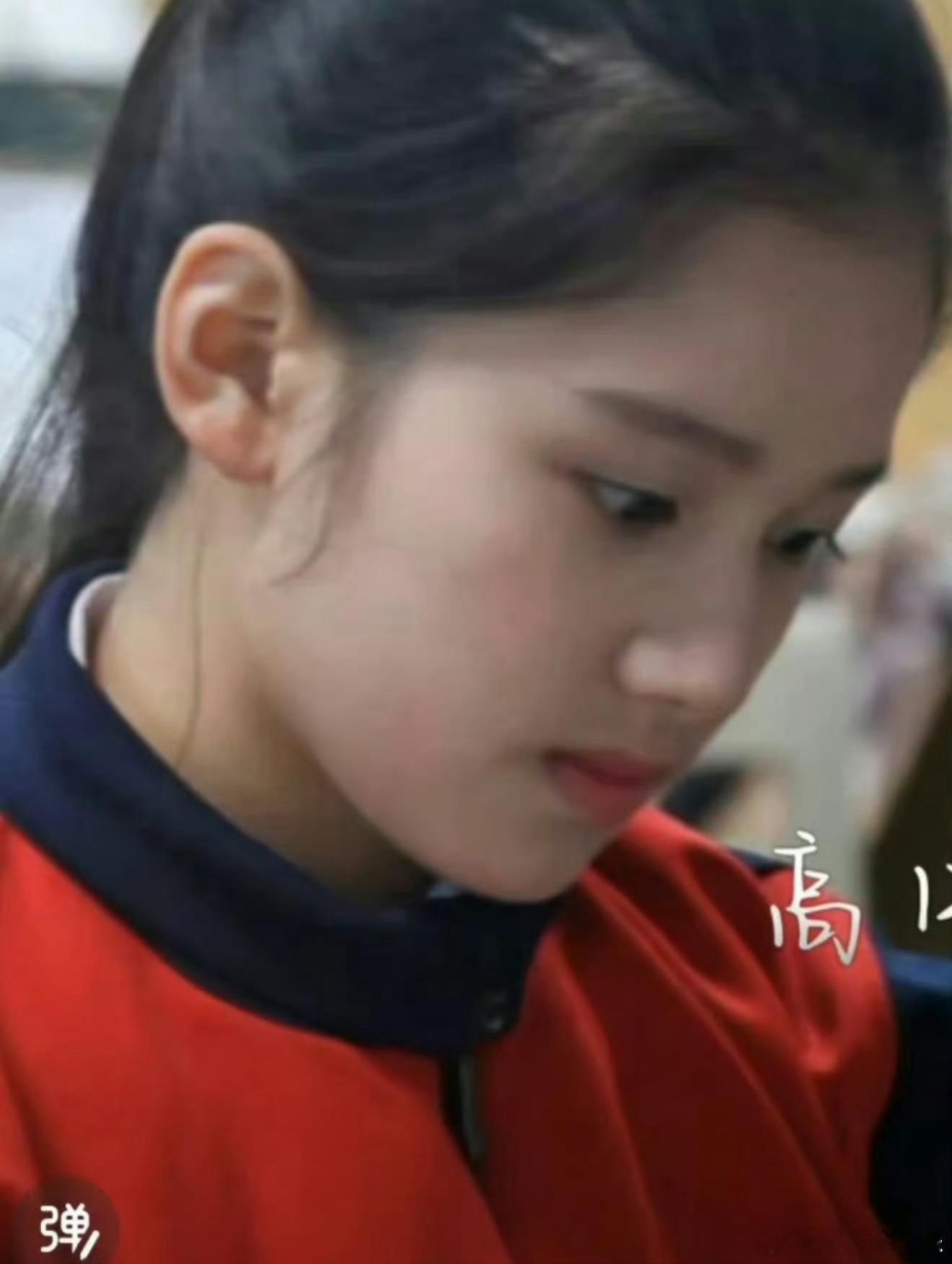 张婧仪高中已经有星味儿了公主果然从小美到大，没有尴尬期[好喜欢]！张婧仪素人时期