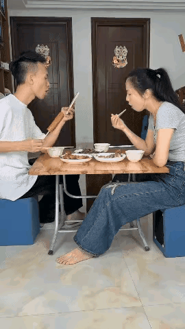黄雀在后？
看她那沾沾自喜，高兴的样子，心里话：我厉害吧！我高明吧！心想事成，脚