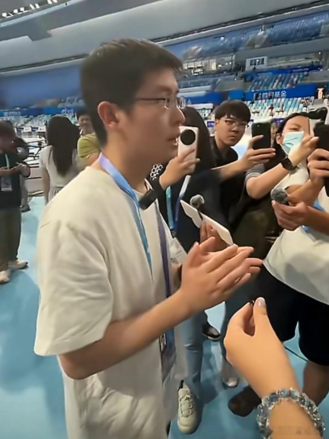 王兴兴现身机器人运动会今天世界机器人比赛上，宇树科技CEO王兴兴也来了。他说15