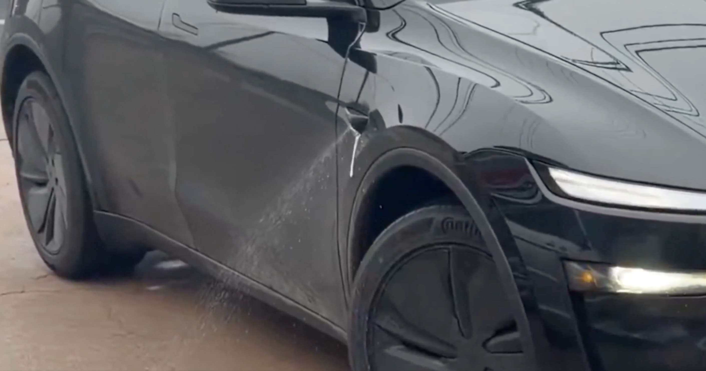 特斯拉在得州 Austin 运营的 Robotaxi Model Y 和量产 M