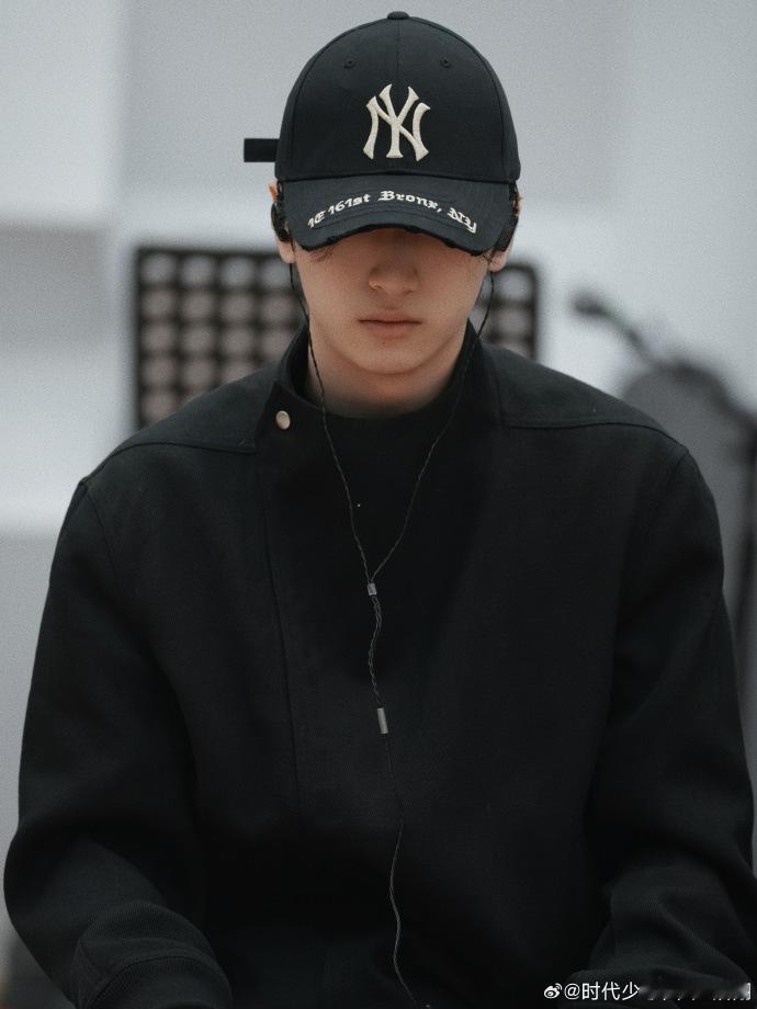 严浩翔晒六周年solo彩排照， All black的风格真的是又帅又酷呀！6周年