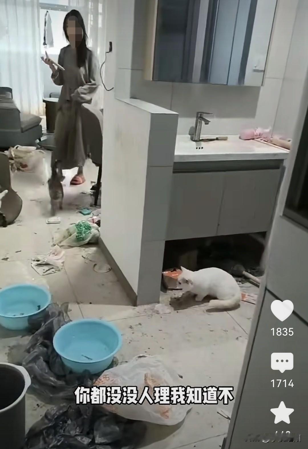 一个女生把出租房活生生的住成了垃圾堆。看看这地上，盆子，垃圾桶，塑料袋，烟头，还