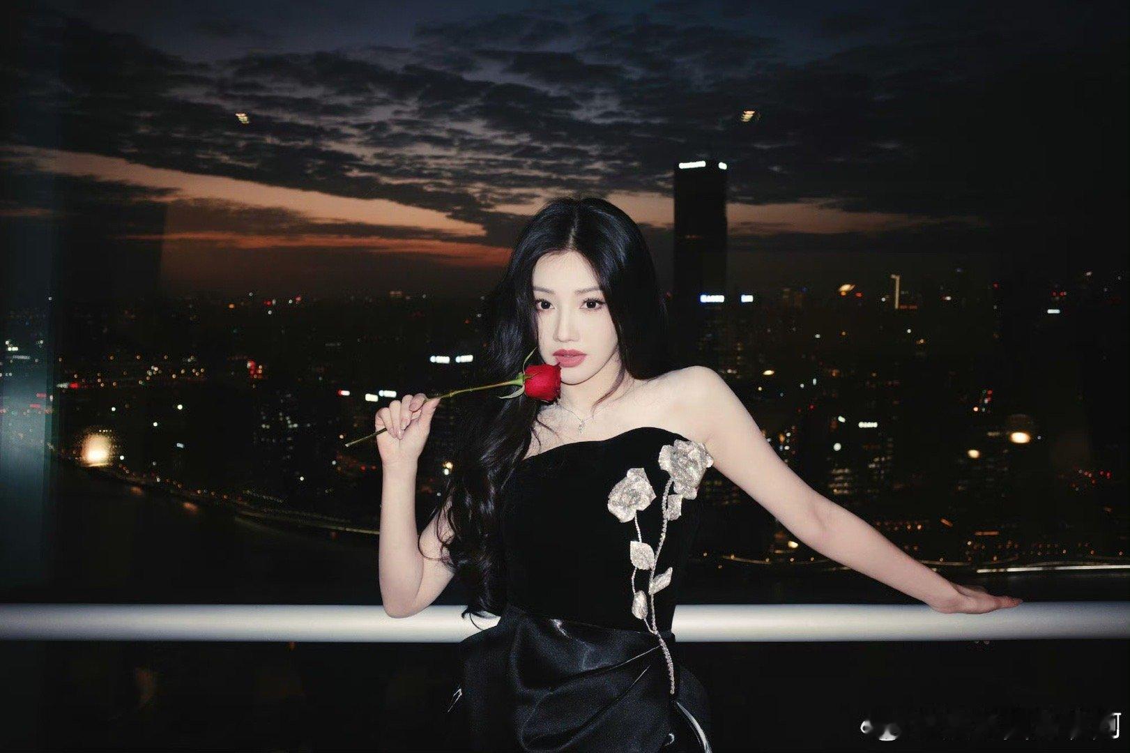 王鹤润跑着跑着就出图了 奔跑出图的王鹤润美得毫不费力！高开叉黑裙展现曼妙身姿，胸