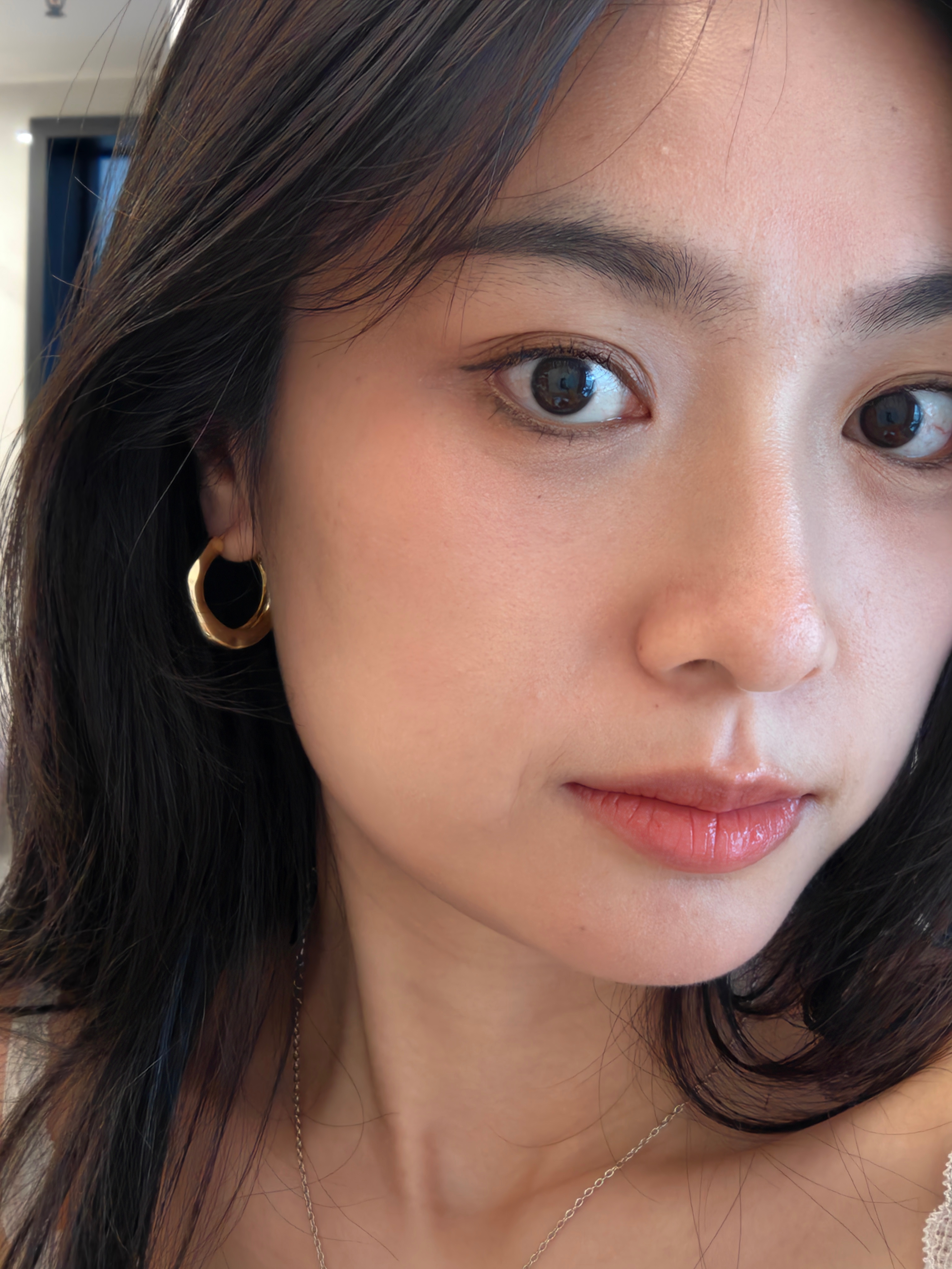 我觉得 vivo 拍照不算特别假，能看到皮肤质感，但还是自带点磨皮。反正我觉得比