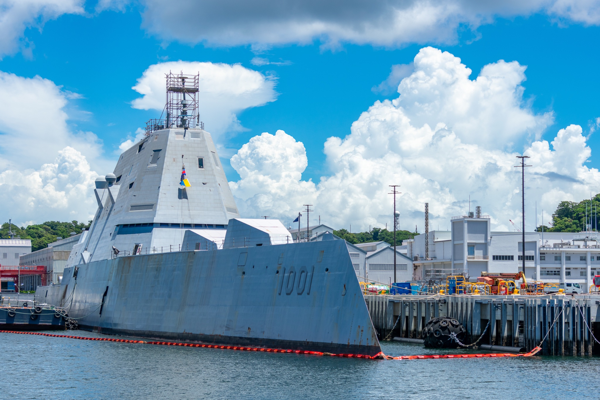 横须贺港中的迈克尔·蒙索尔号USS Michael Monsoor (DDG-1