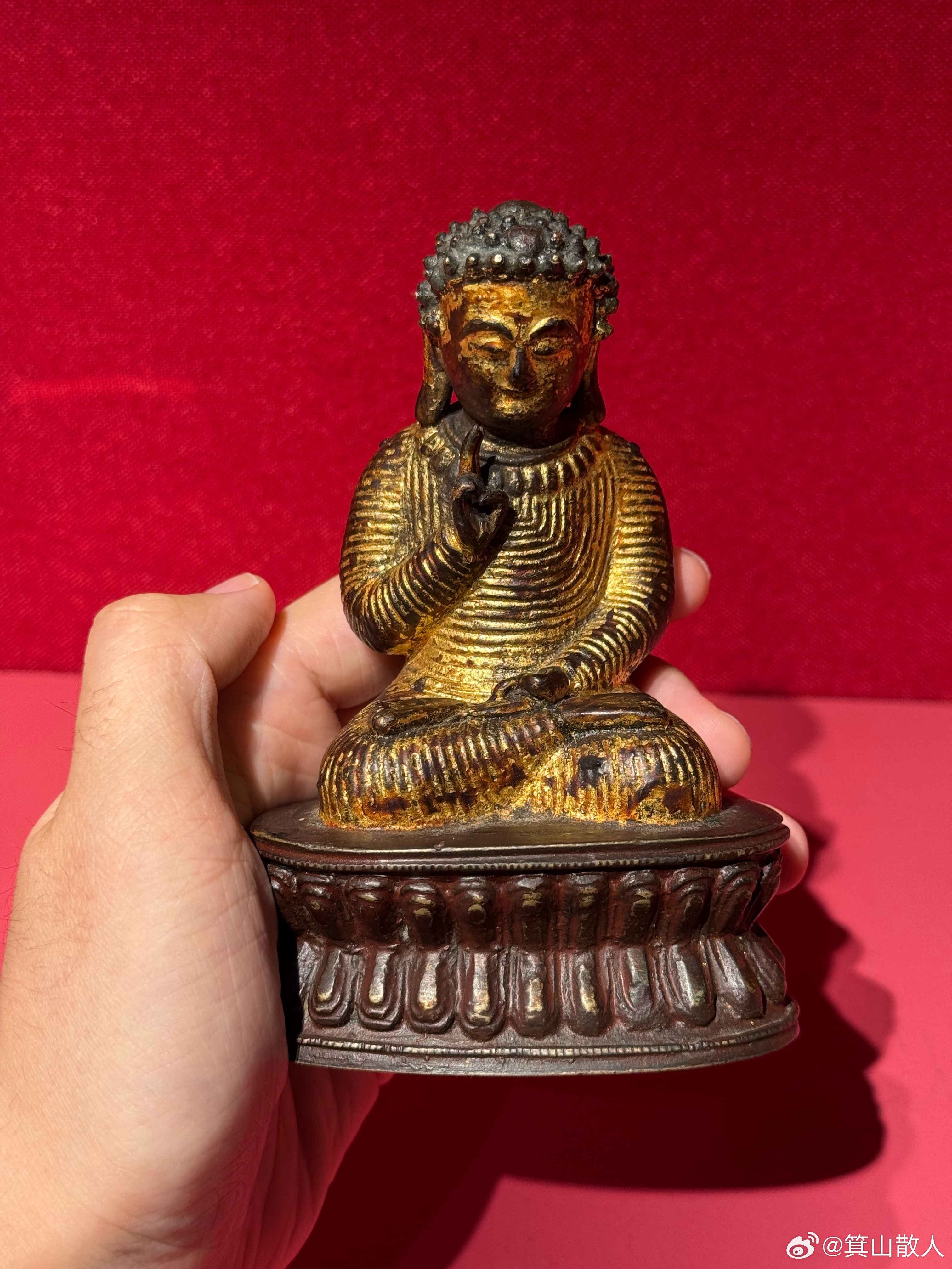 中贸圣佳春拍的一尊明代造像，根据铭文看貌似是南方地区仿照洪武5048尊周府造小佛