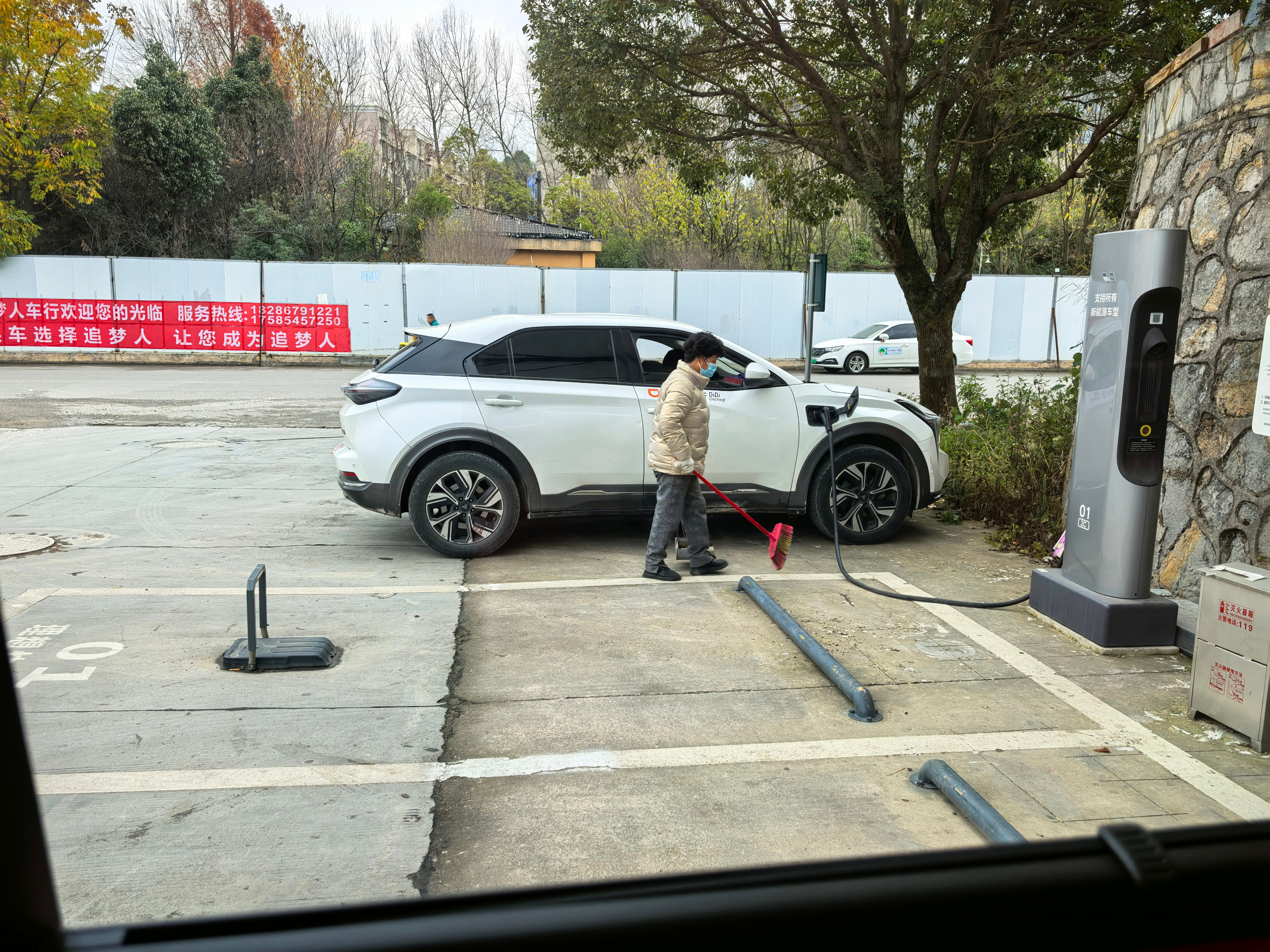 这个老哥估计第一次用理想桩，不知道怎么下地锁实际上，充电站大大的二维码扫码后就是