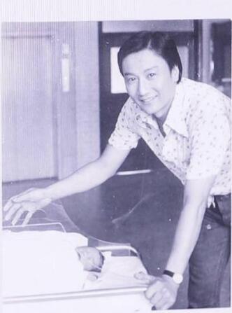 守着新生儿的谢贤，提着大鱼的谢霆锋，这对父子俩那些过往的照片。