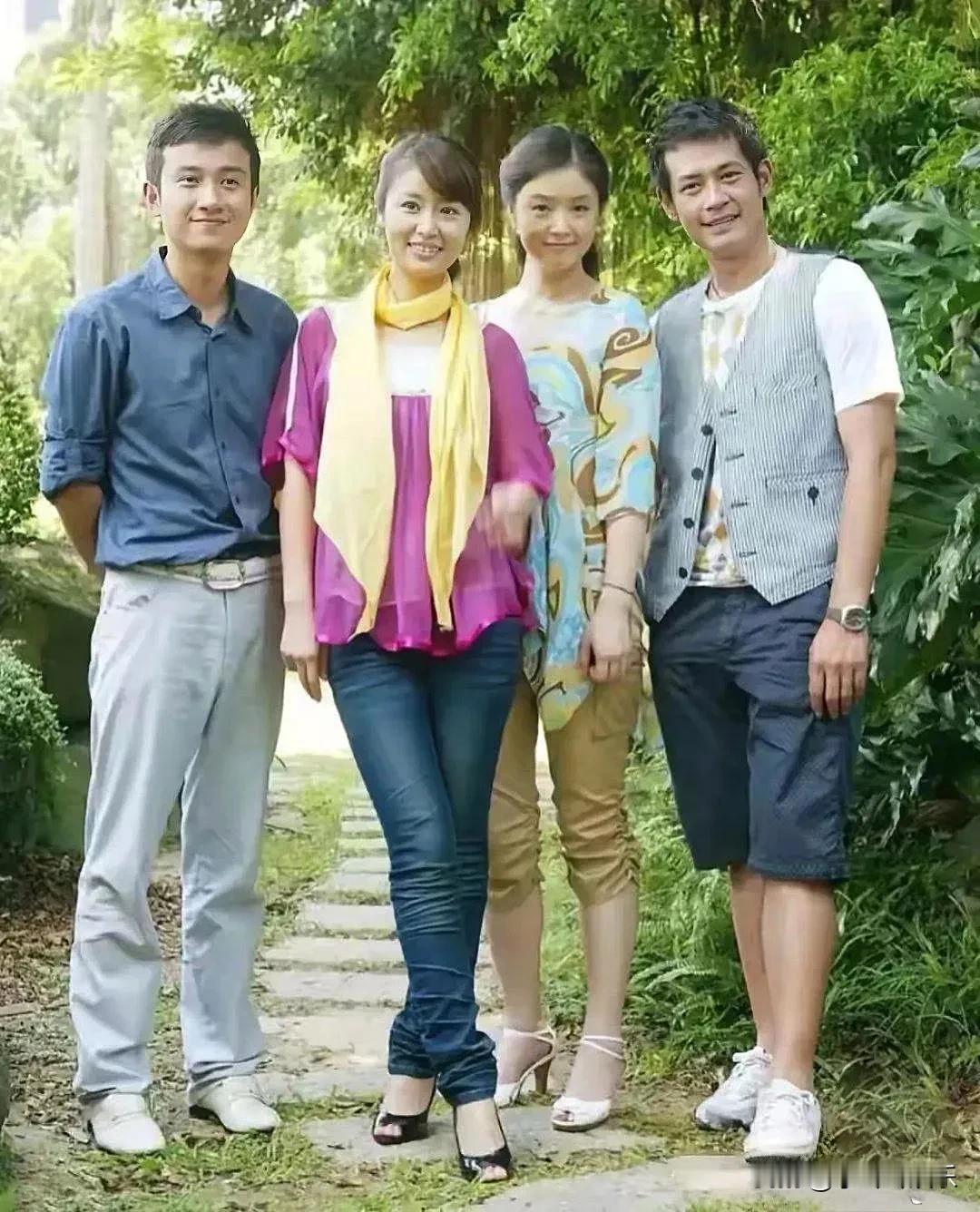 以前明星穿的跟菜市场大爷大妈似的，女生的大妈拍照专用丝巾+紧身牛仔裤，男生的商务