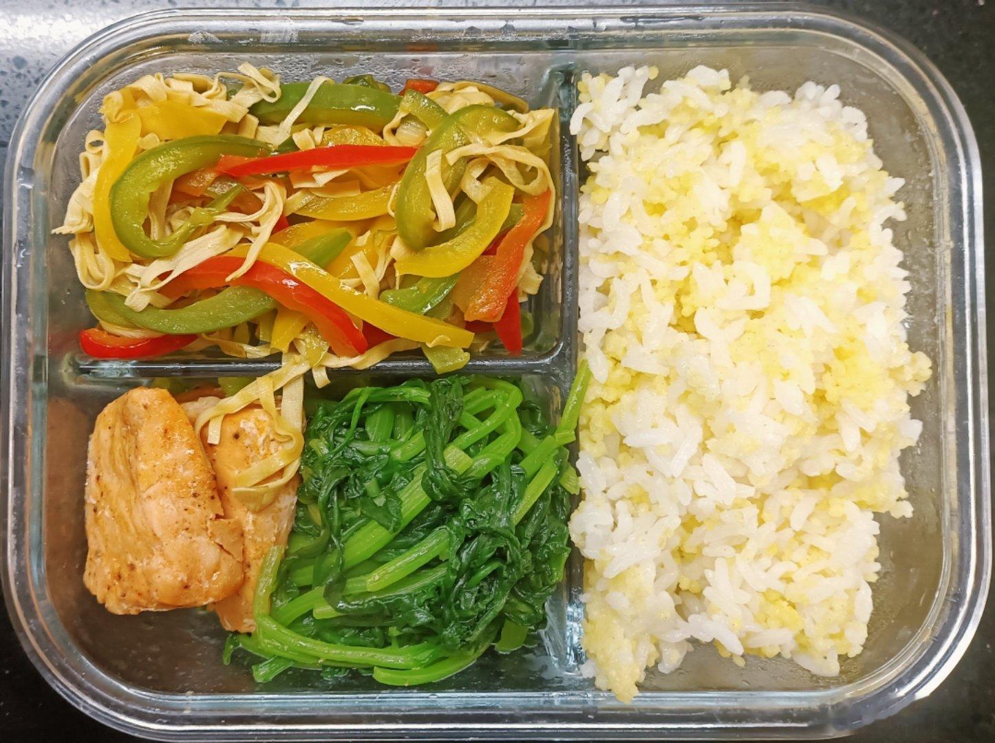 #儿子的午餐##这个问题吃什么# 二米饭，彩椒豆皮丝，水油煮茼蒿，煎三文鱼 ​​