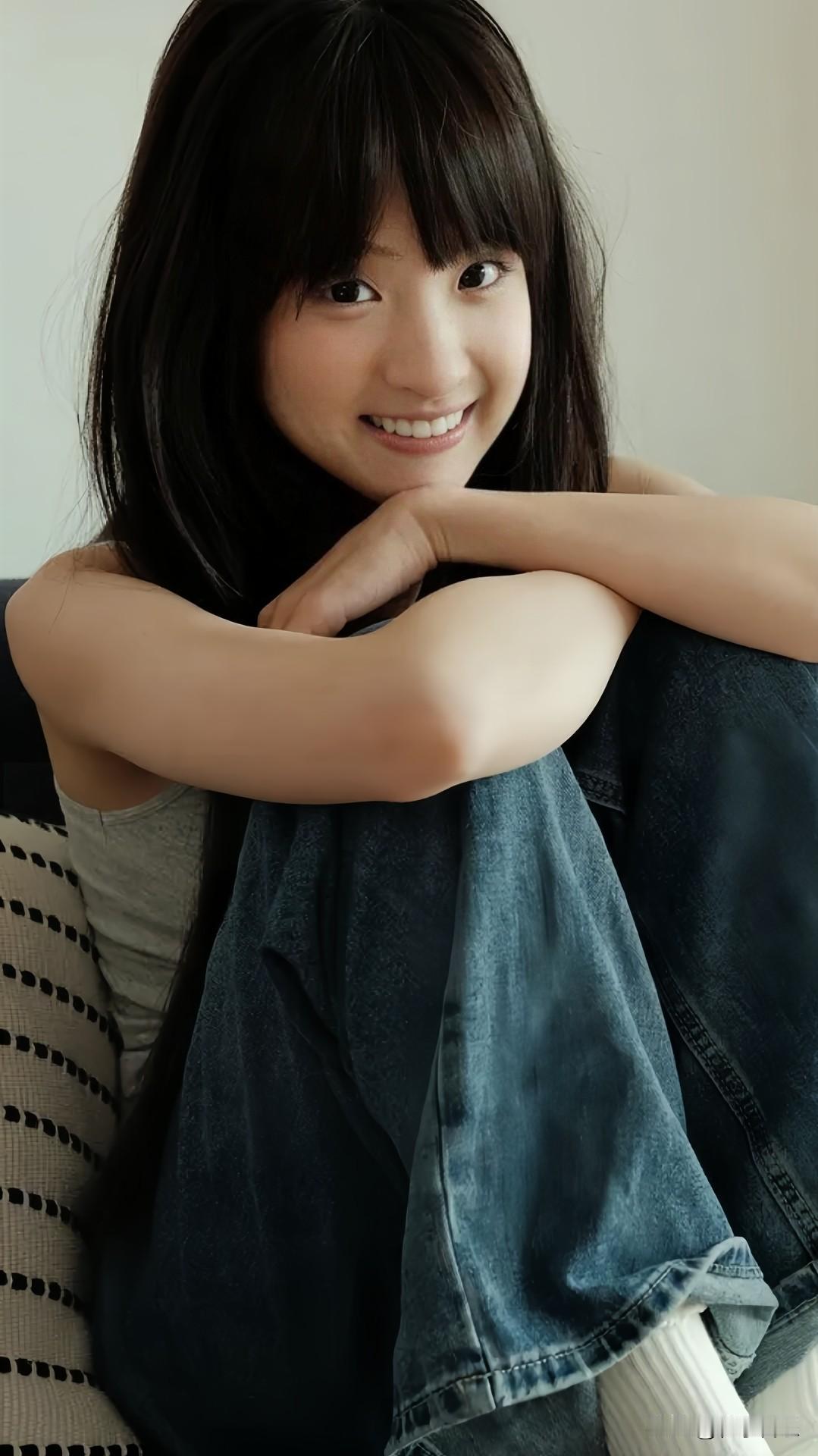 长发披肩，耳机挂颈，牛仔随性，宅家的甜日子，藏着满心欢喜～分享一张你最近随拍的照