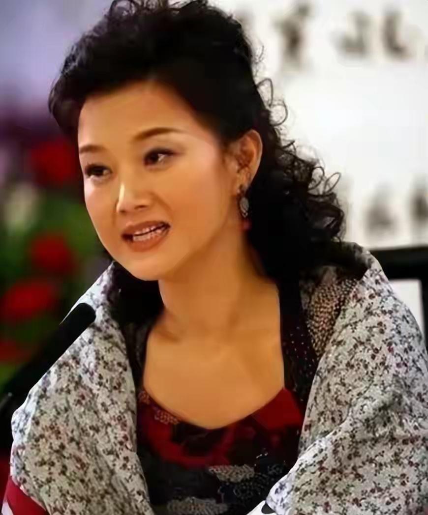 59岁的宋祖英早已淡出娱乐圈，不接商演综艺，重心放在家庭，偶尔参与公益音乐活动，