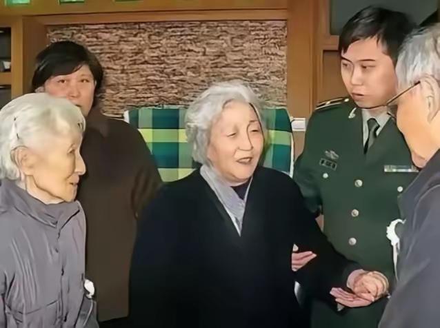 钱学森唯一的孙子钱磊，眉目间与钱老很像。这是钱磊多年前与奶奶蒋英拜访朋友。
